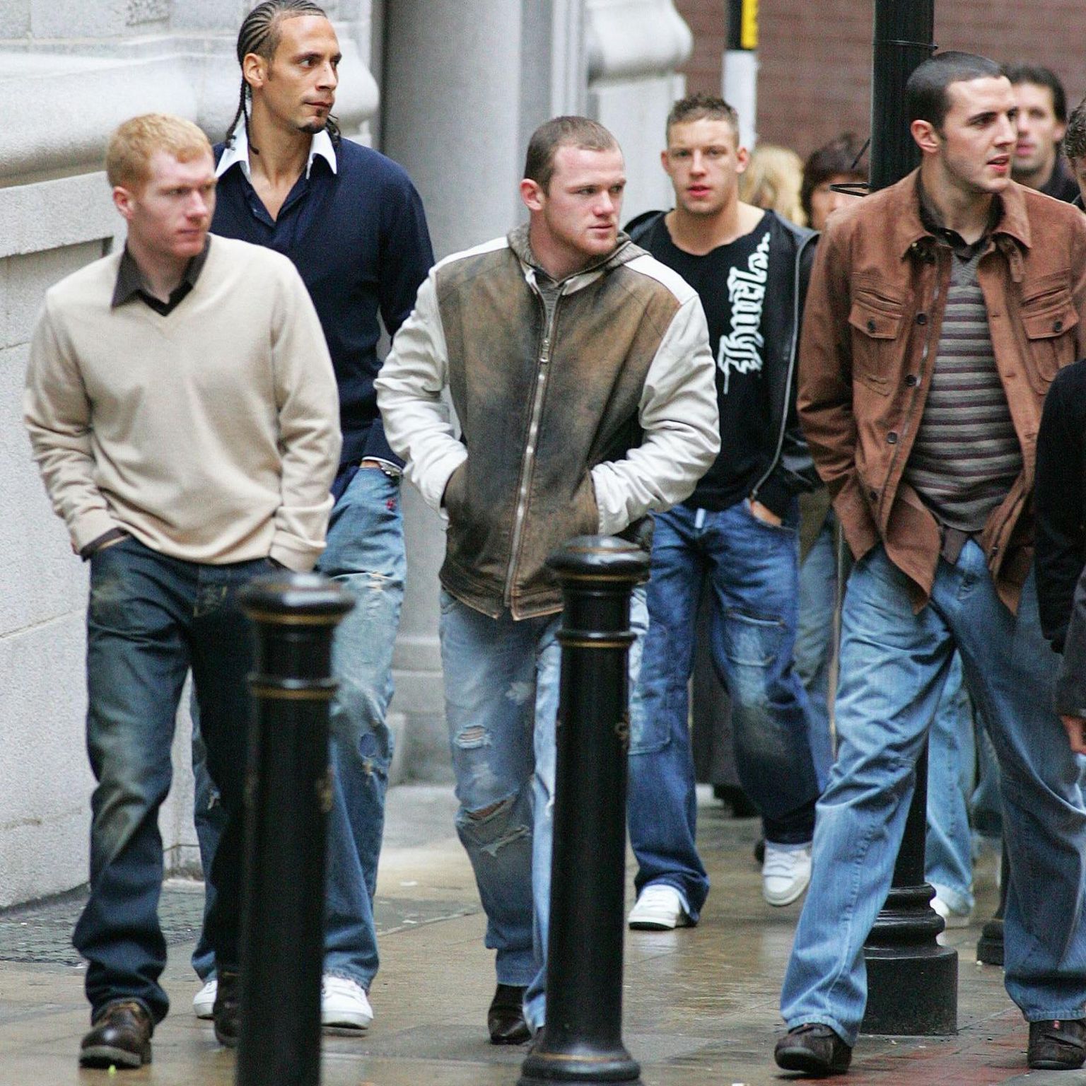 Paul Scholes, Wayne Rooney, John O'Shea và Alan Smith bước qua Manchester