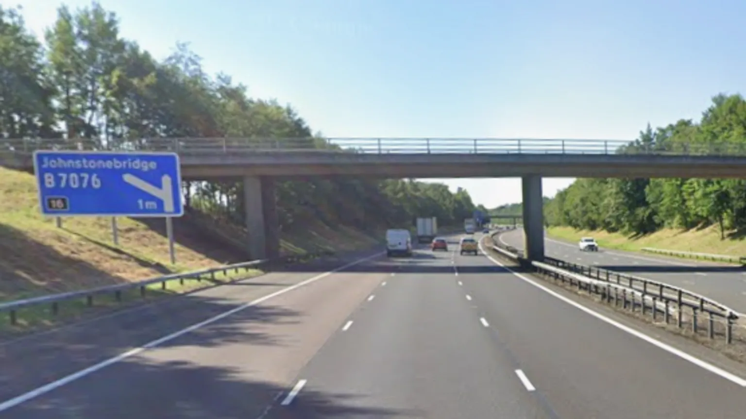 Autopista cortada por múltiples colisiones en condiciones de hielo