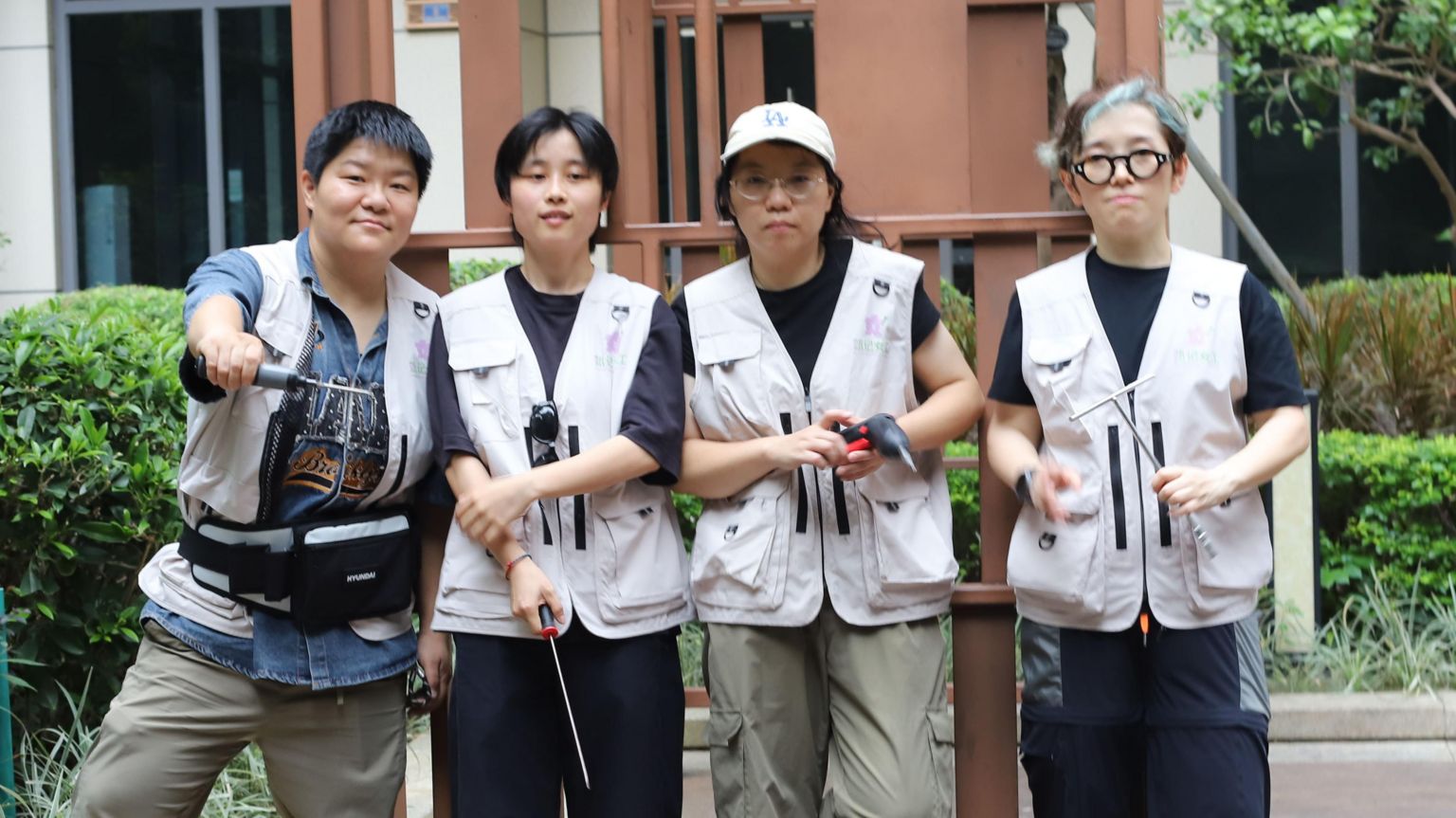 四位女性拿着电钻