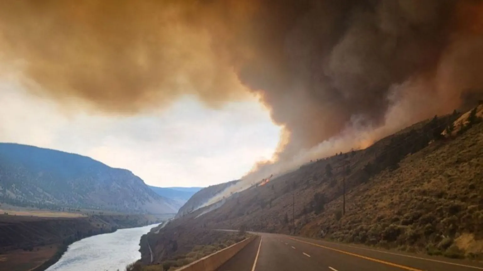 Famous Rockies resort of Jasper on fire as thousands flee (bbc.com)