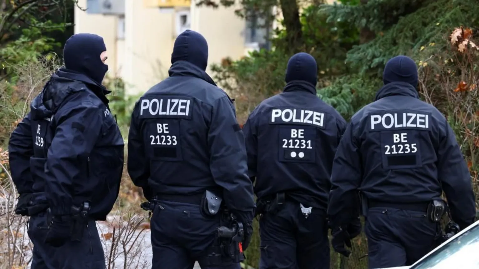 La policía alemana allana grupos juveniles criminales neonazis.