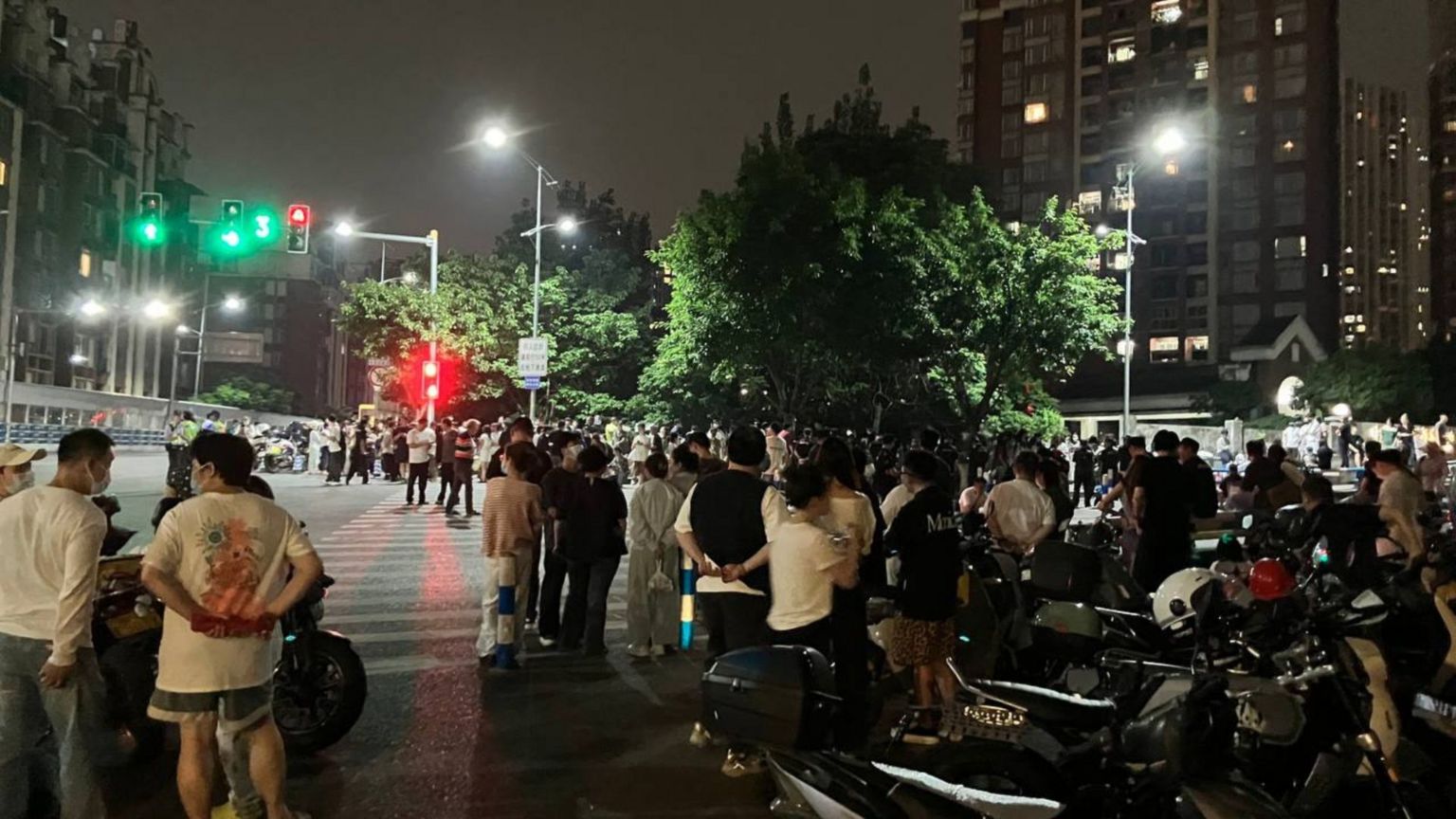 6月10日晚上,不少民众仍然在等警方说法,持续聚集。