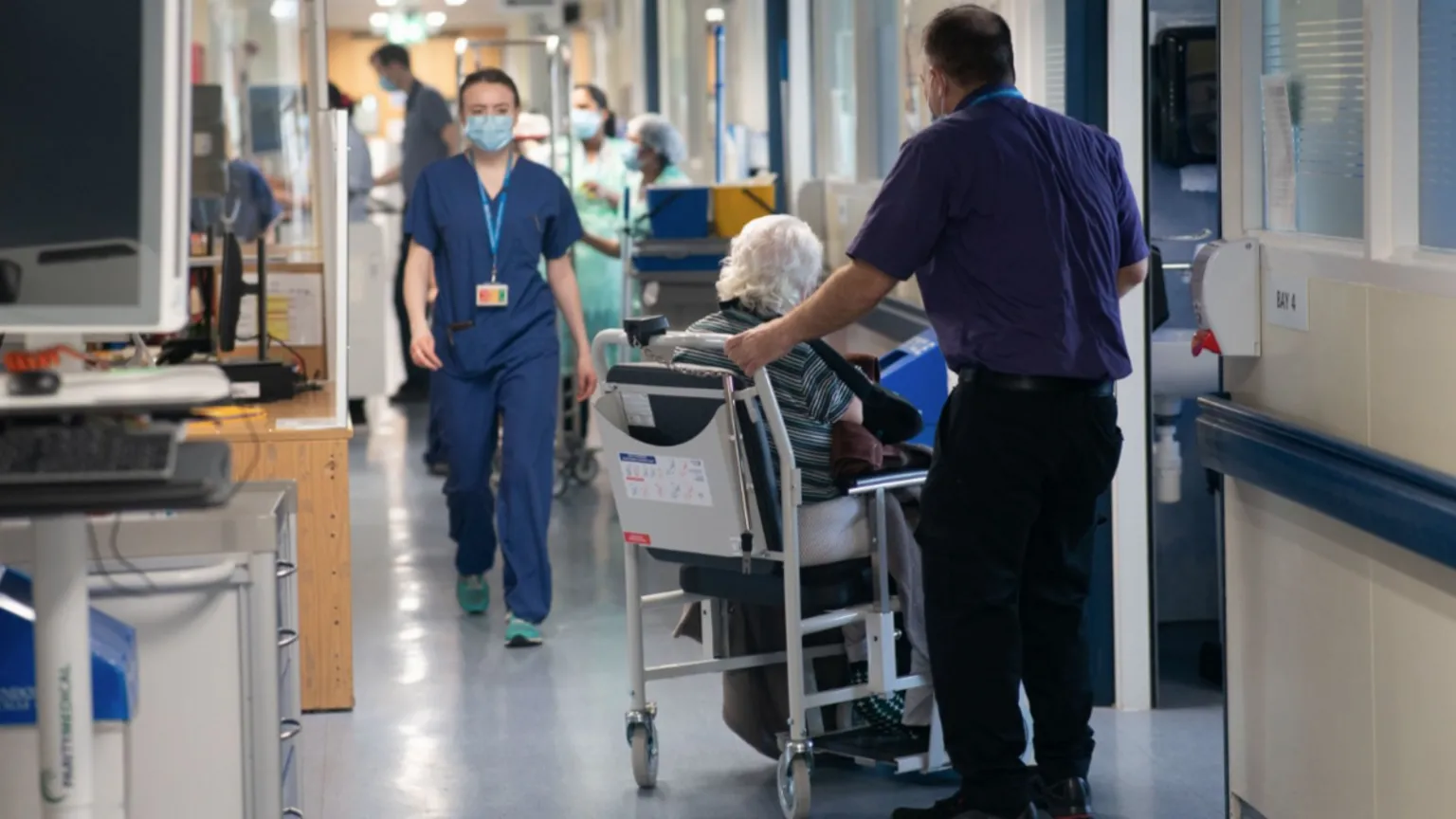 Casi 3.000 pacientes al día reciben atención en los pasillos del NHS.