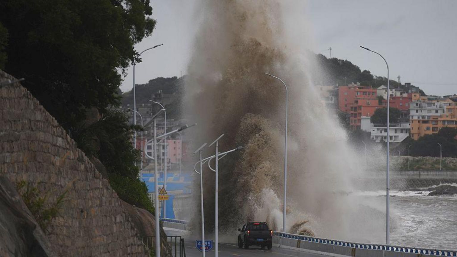 7月11日,中国福建省宁德市,随着台风“巴威”逼近,海岸边巨浪拍岸。中国国家气象中心于7月11日持续发布台风“巴威”橙色预警,预料将为中国部分地区带来暴雨和强风。