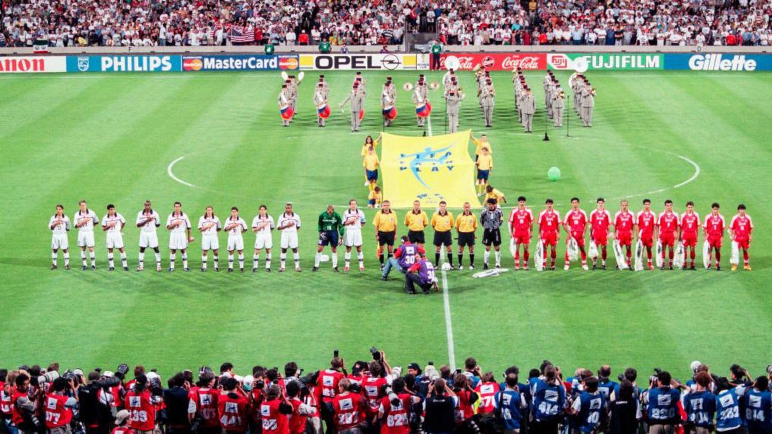 1998 年 6 月 21 日,在法国里昂奥林匹克公园举行的世界杯第一轮比赛前,伊朗队和美国队列队。