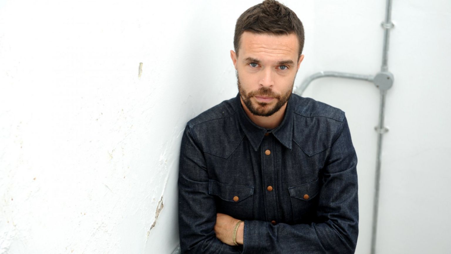 Artist Oliver Jeffers looking into the camera