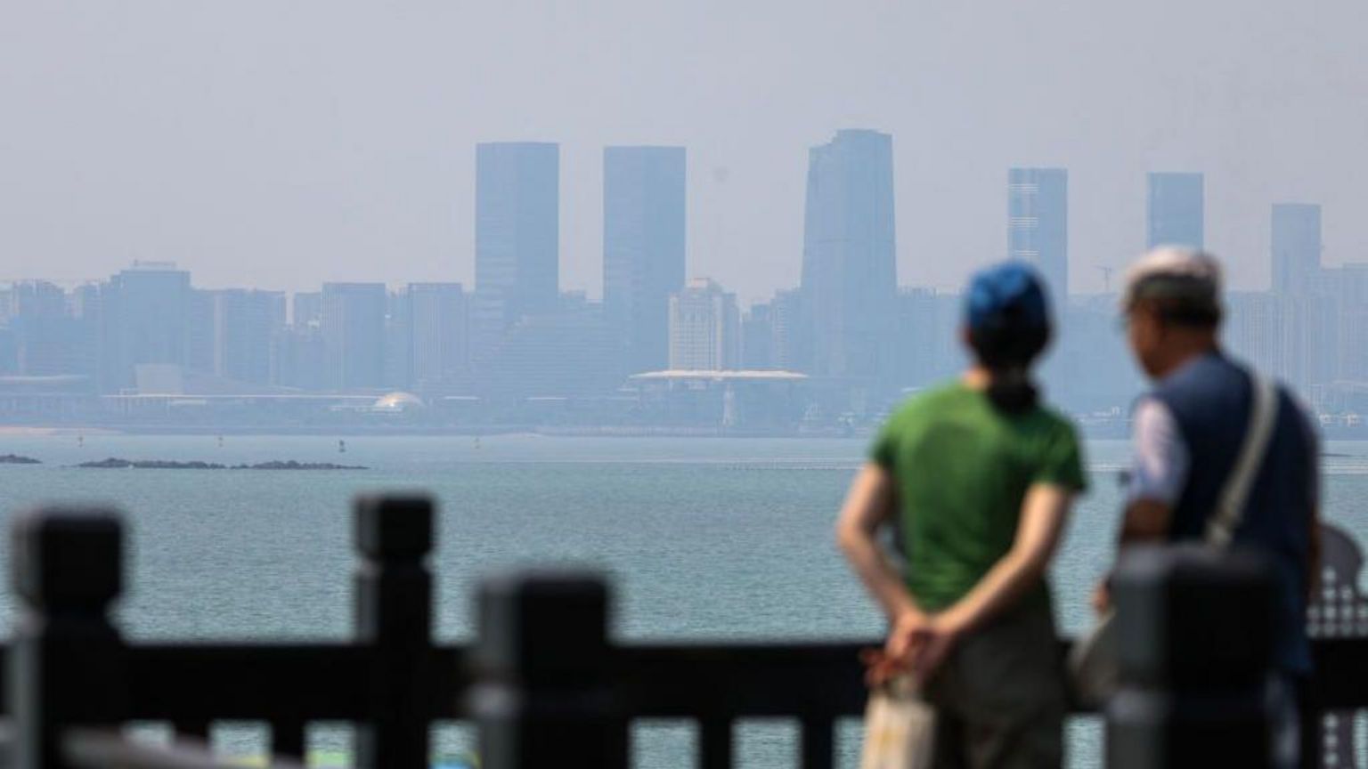 民众在金门看到隔海厦门的景色。