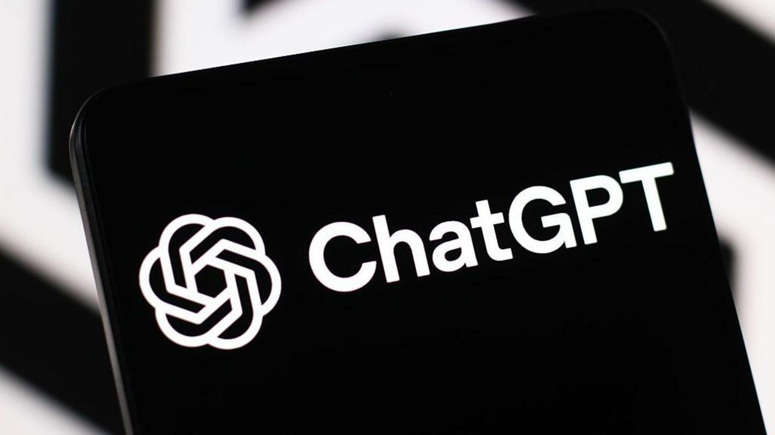 设计图片：ChatGPT 的标志显示在智慧型手机萤幕上