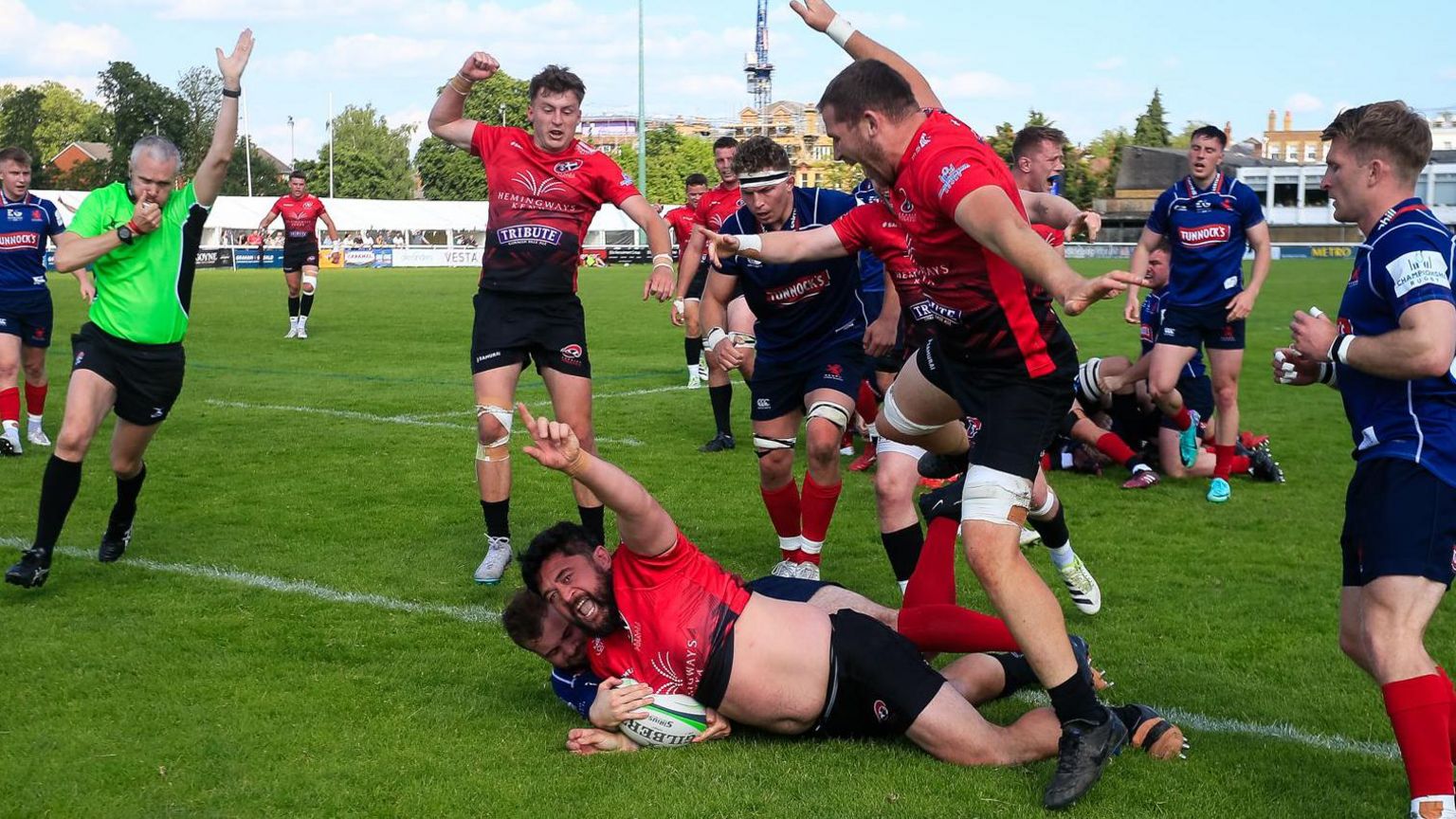 Marlen Walker scores a try for Cornish Pirates at London Scottish