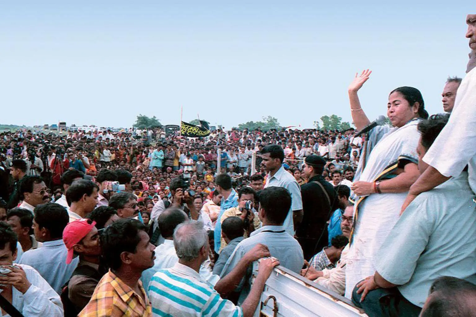 Mamata Banerjee Defeated in West Bengal, Refuses to Resign as Governor Weighs Dismissal — image 5