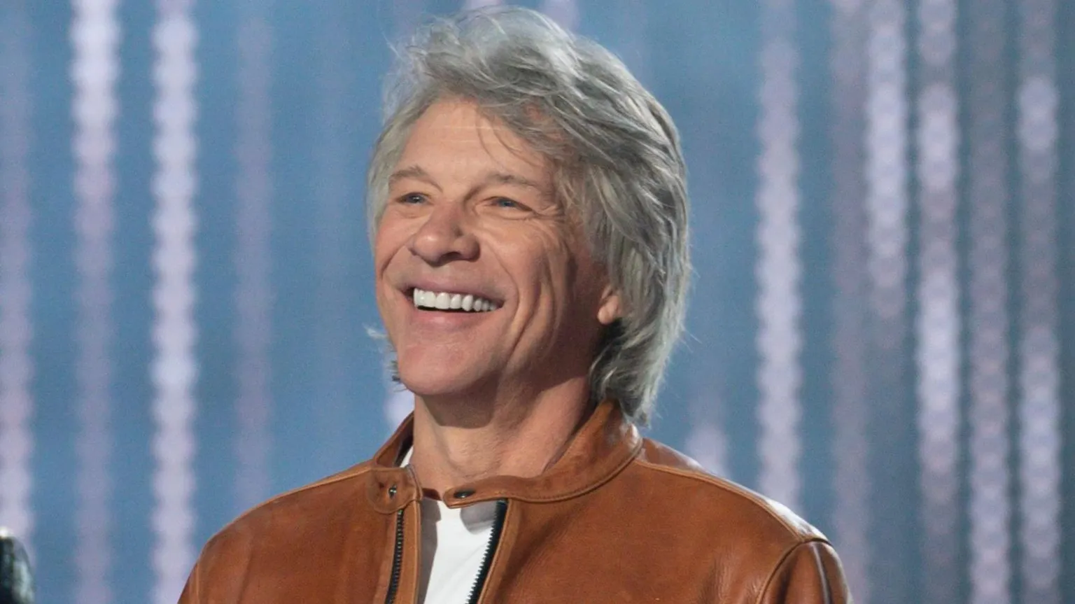 Jon Bon Jovi praised for talking woman off bridge (bbc.com)