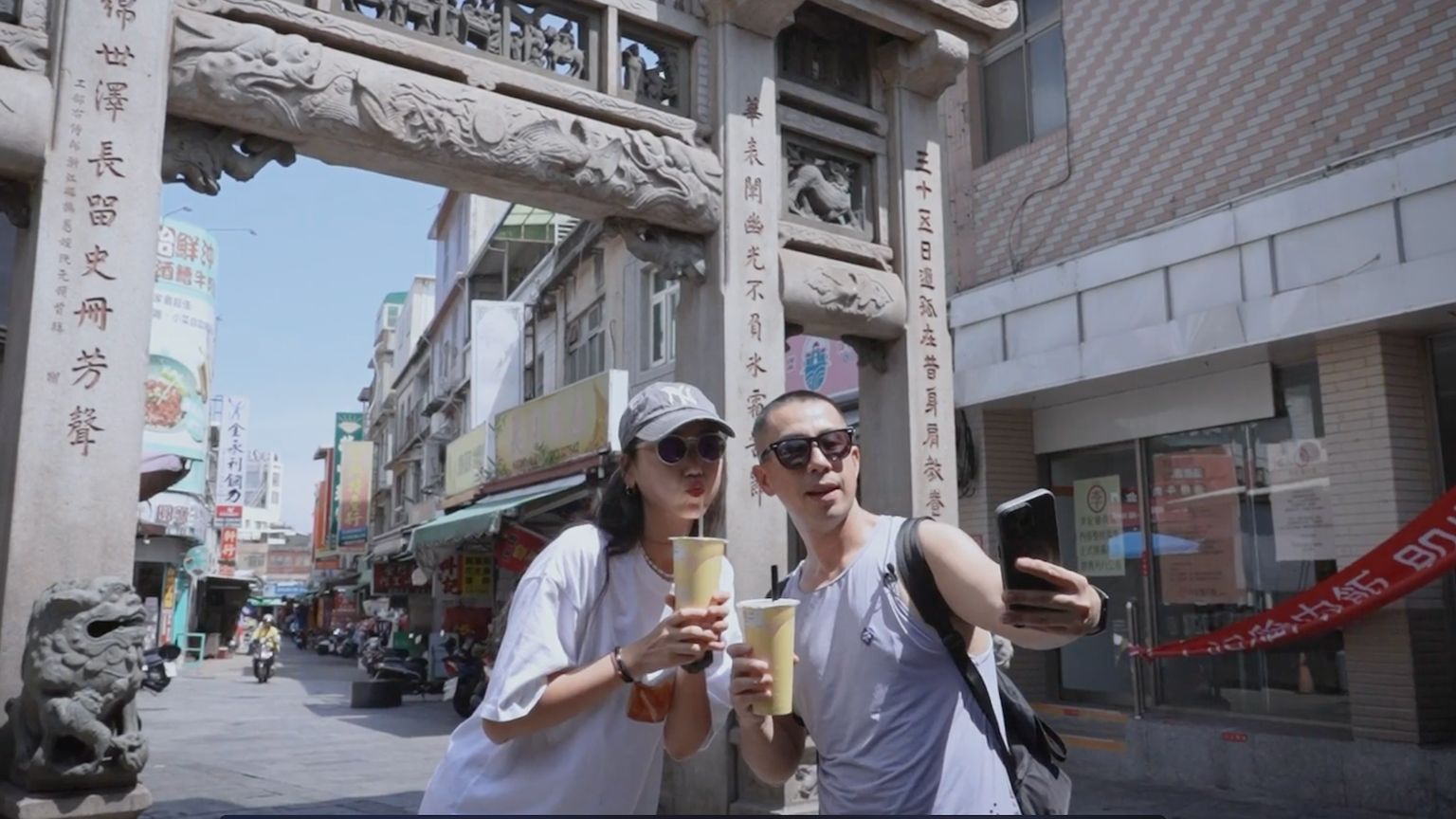 中国游客正在金门当地打卡拍照。