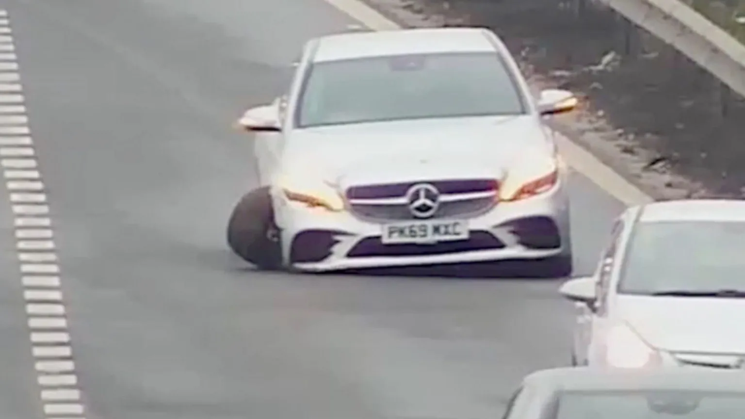 Car with badly damaged wheel on the M1.