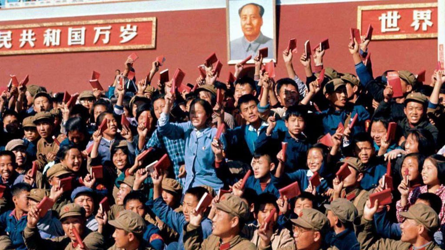 截至1966年11月26日,毛泽东已先后8次接见红卫兵,人数已经达至1100万人。