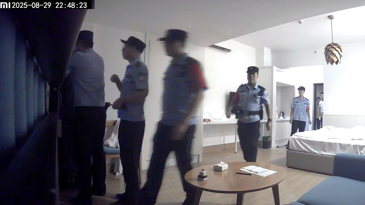 2025年8月29日，中国警方正在搜索一间酒店的房间。