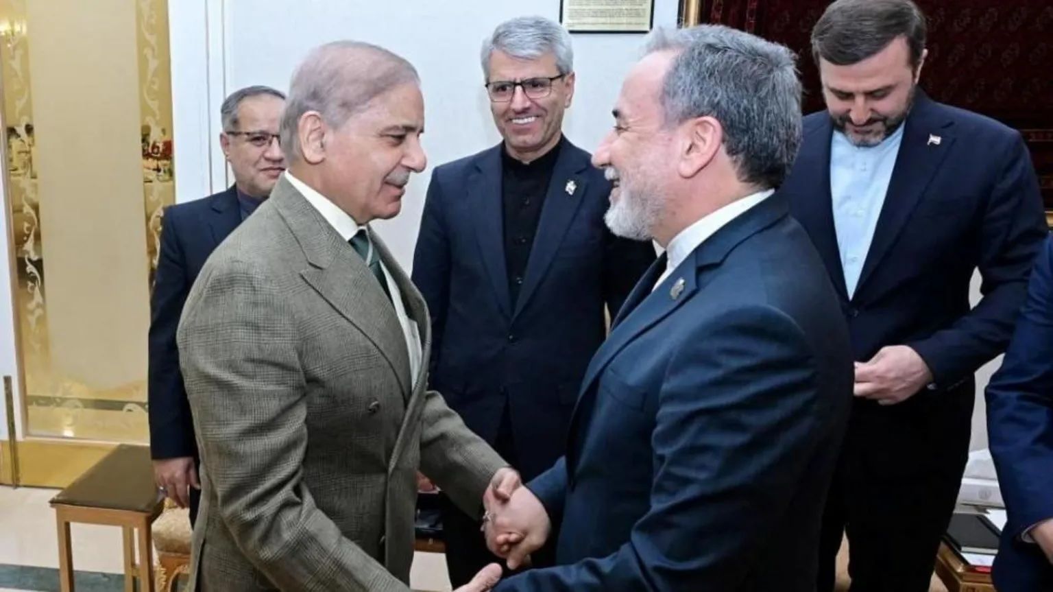 巴基斯坦总理谢里夫（Shebaz Sharif，左）在伊斯兰堡会见伊朗外长阿巴斯·阿拉格齐（Abbas Araghchi，右）