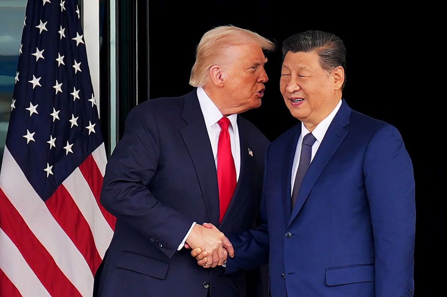 特朗普(左)与习近平(右),背后是美国国旗