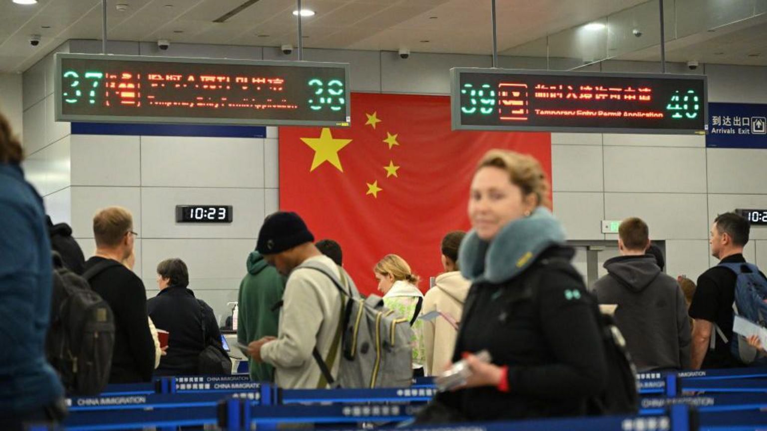 上海浦东机场，中外游客在边检大厅等候办理入境手续。