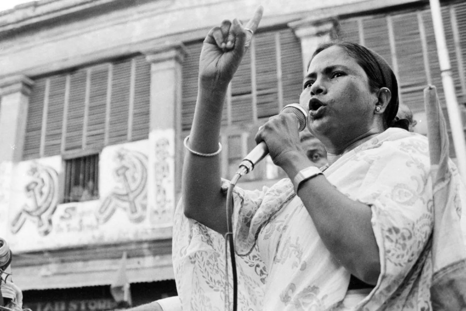 Mamata Banerjee Defeated in West Bengal, Refuses to Resign as Governor Weighs Dismissal — image 6