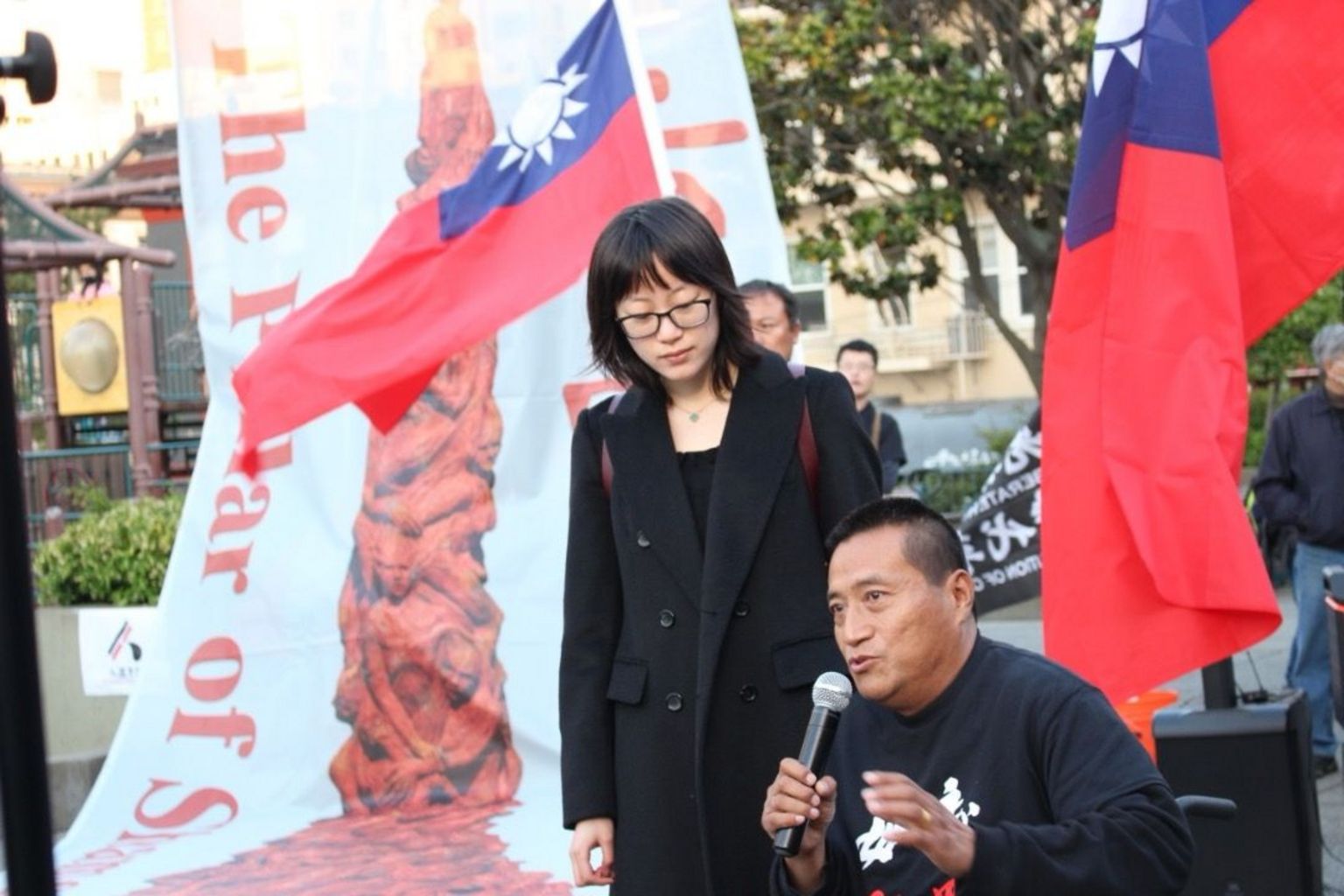 方希冉与父亲方政一同出席“六四”的纪念活动