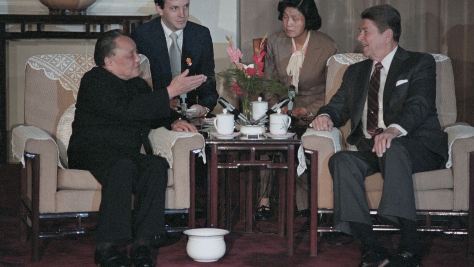 里根(右)在北京人民大会堂会晤邓小平(左),邓小平在讲话(28/4/1983)