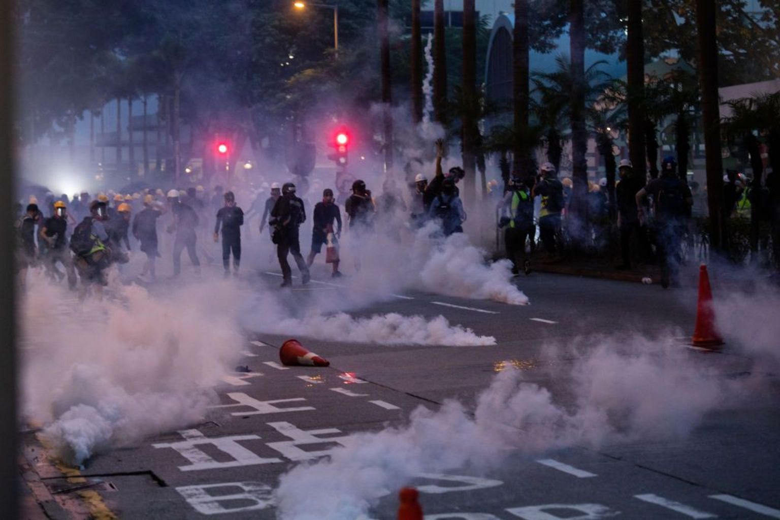 2019年8月11日，在香港湾仔的街道上，有人在示威，警察发射催泪弹。