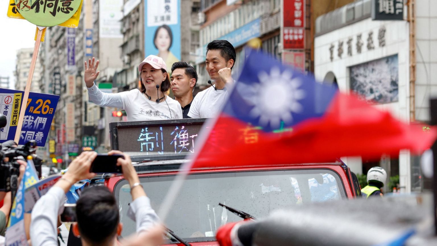 “政治人物持股”网站揭露国民党籍立委颜宽恒为立法院“股王”、王鸿薇为“股后”。