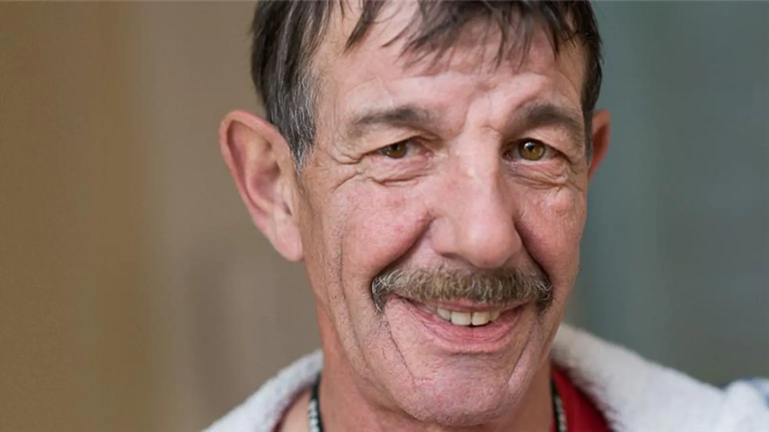 El hijo de una víctima de los ataques ayuda a crear un huerto escolar.