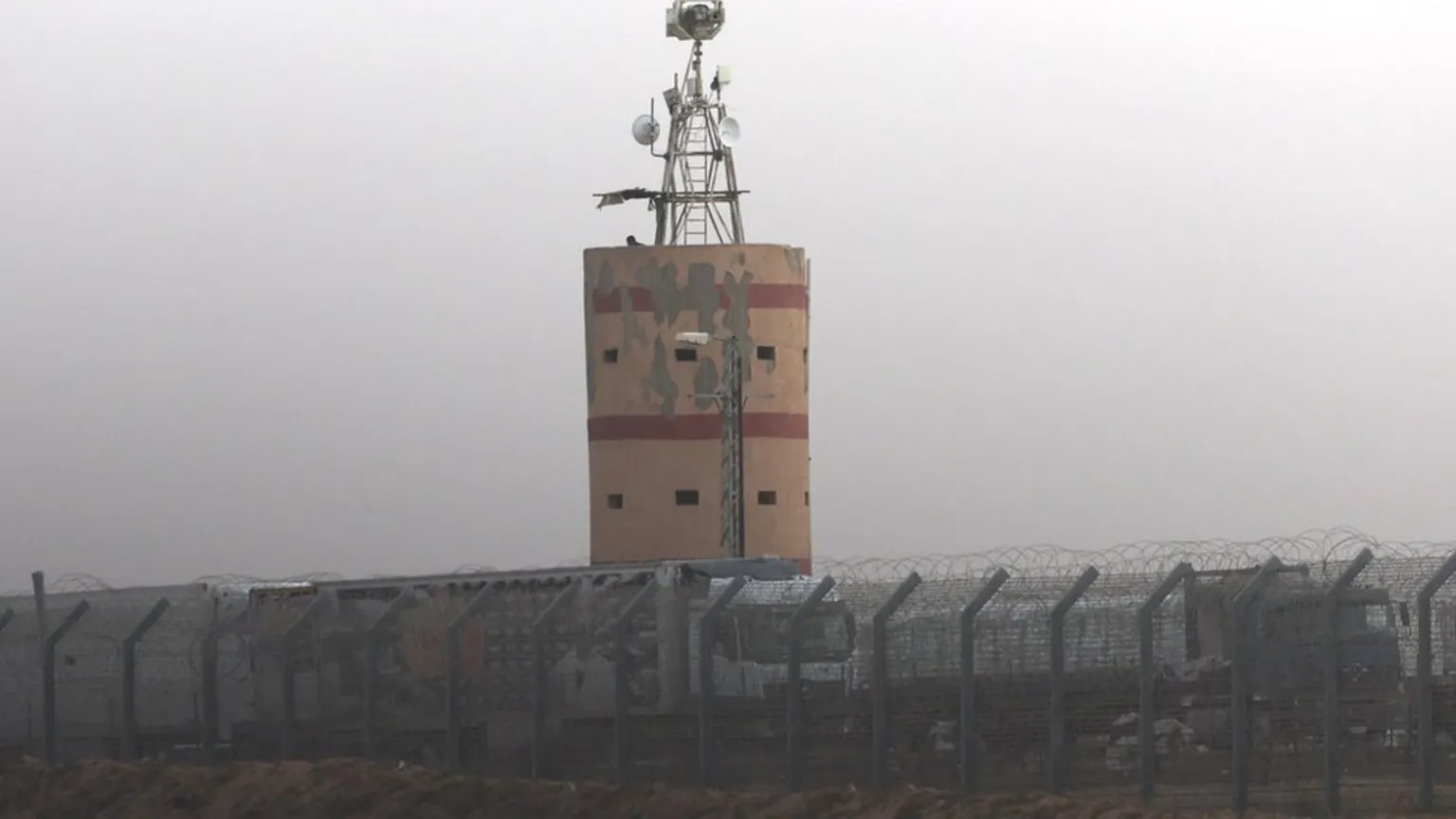 Israel reopens key Kerem Shalom border crossing for Gaza aid (bbc.com)