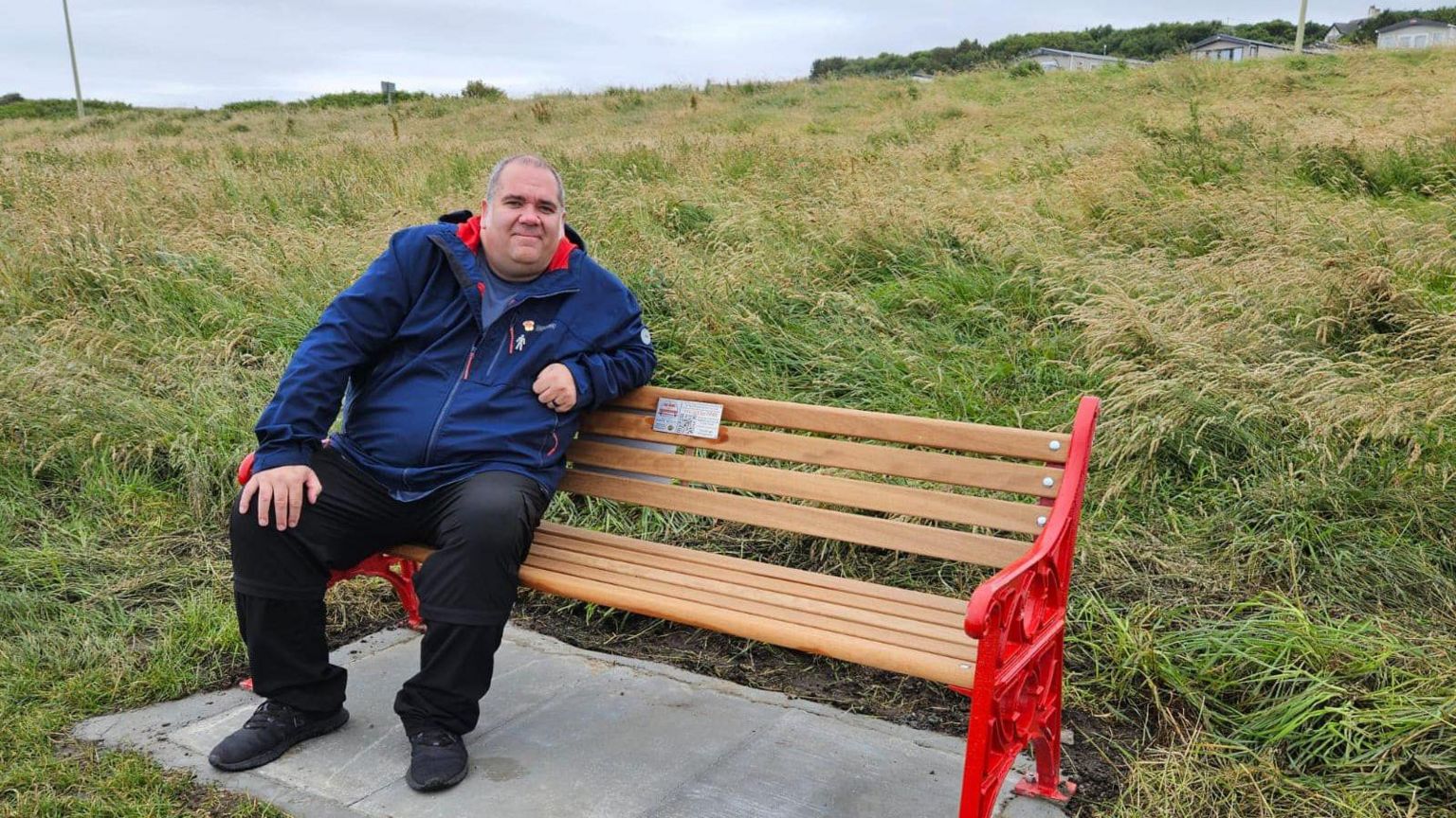 South Tyneside mental heath talking benches installed - BBC News