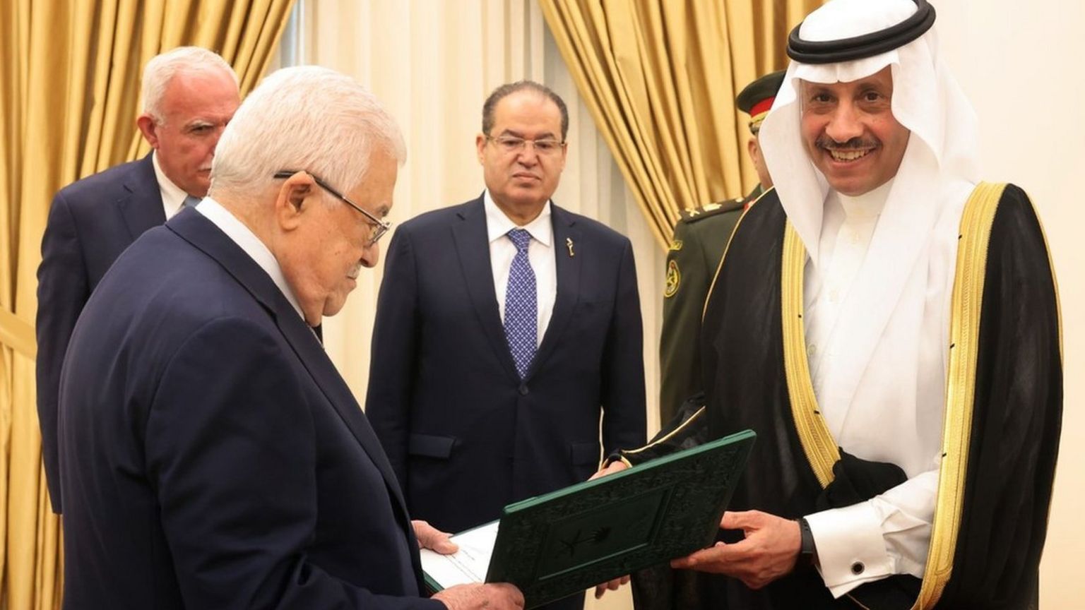 Saudi envoy Nayef al-Sudairi (R) presents his credentials to Palestinian President Mahmoud Abbas (L) in Ramallah, in the occupied West Bank (26 September 2023)