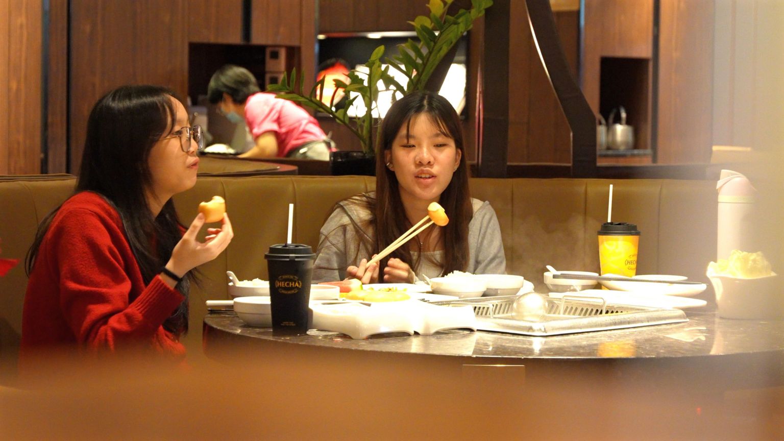 新加坡一家海底捞门店内，两名女性顾客正在吃火锅。