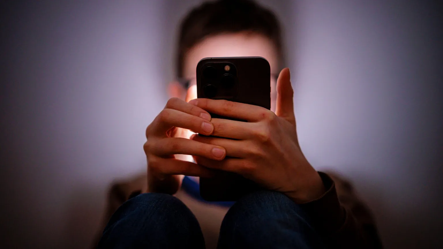 Starmer les pide a Apple y Google que prohíban las imágenes de desnudos en los teléfonos de los niños.