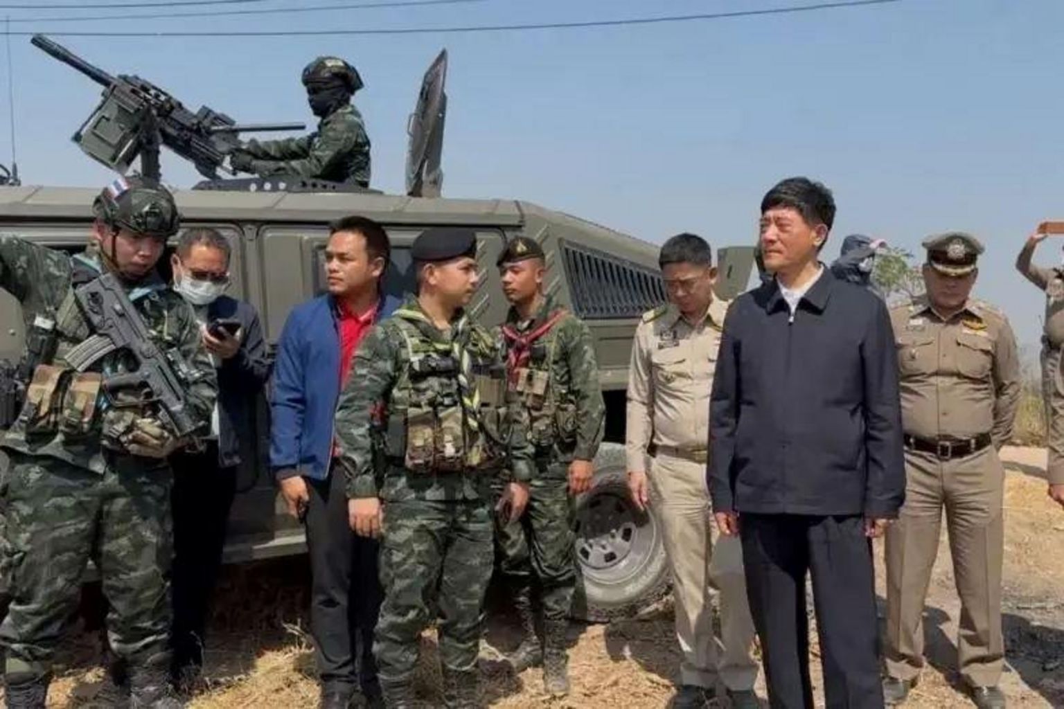 中国公安部部长助理刘忠义(右二)在达府湄索县湄河沿岸视察(29/1/2025)