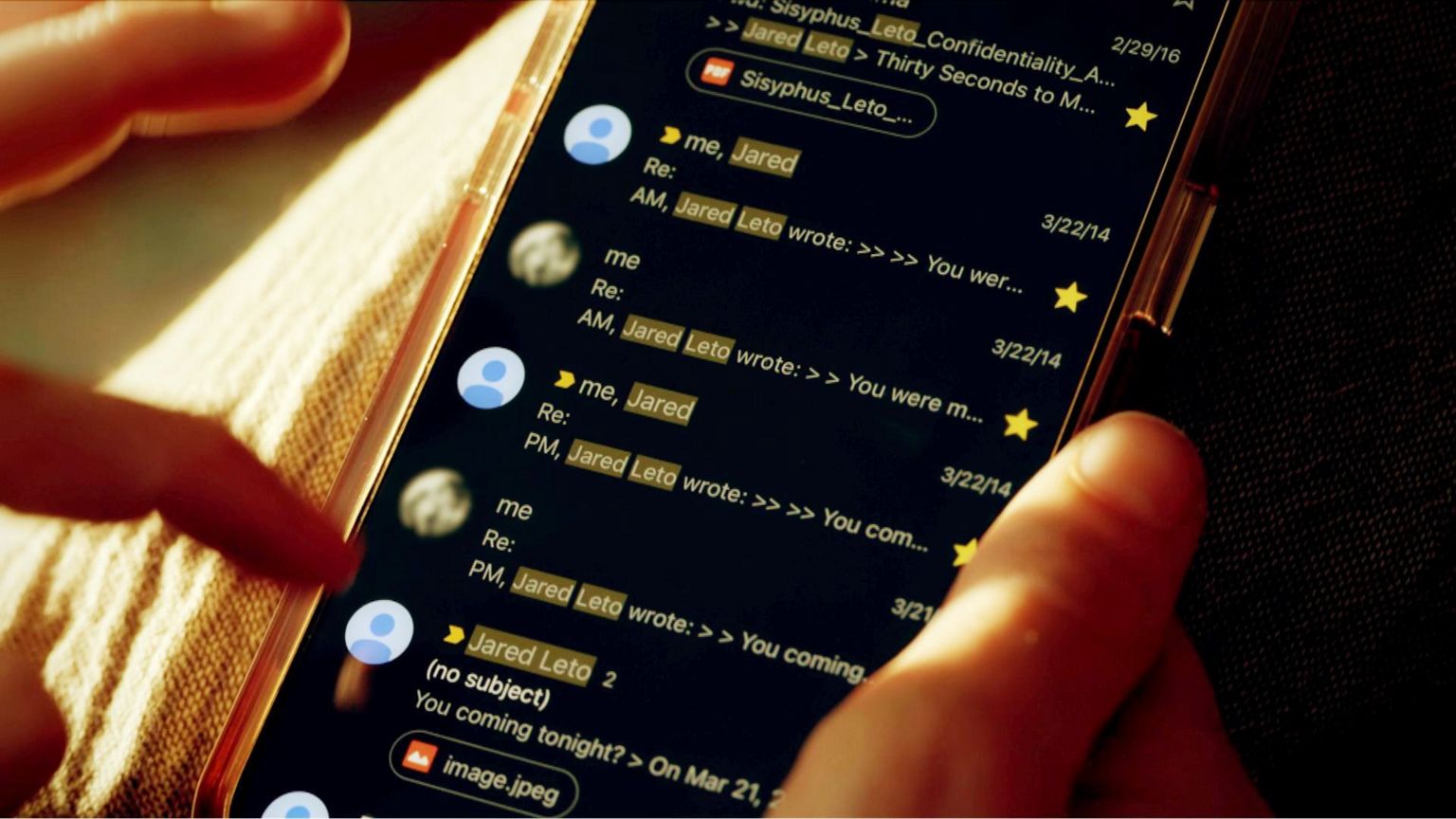 一名女子查看手机讯息的画面截图，可见她与杰瑞德·莱托之间的对话纪录。部分讯息内容清晰可见，例如莱托问道：“你今晚会来吗？”