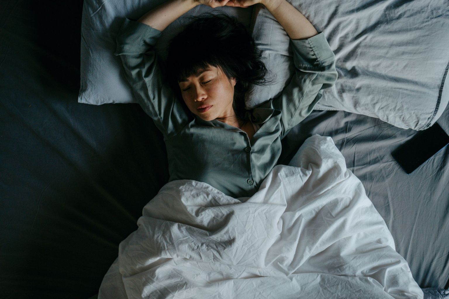 与月经、怀孕及更年期有关的荷尔蒙变化，可能令女性睡眠较男性浅。