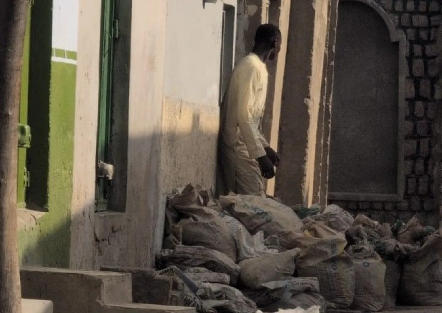 Nigeriyada insan nəcisini saxlamaqda günahlandırılan şəxs həbs edildi