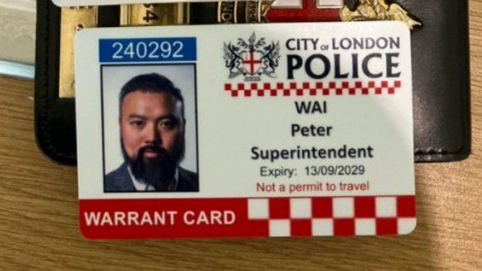 伦敦城警察委任证的特写,上面有卫志梁的照片,写有“Wai, Peter, Superintendent, Expiry: 13/09/2029, Not a permit to travel”。