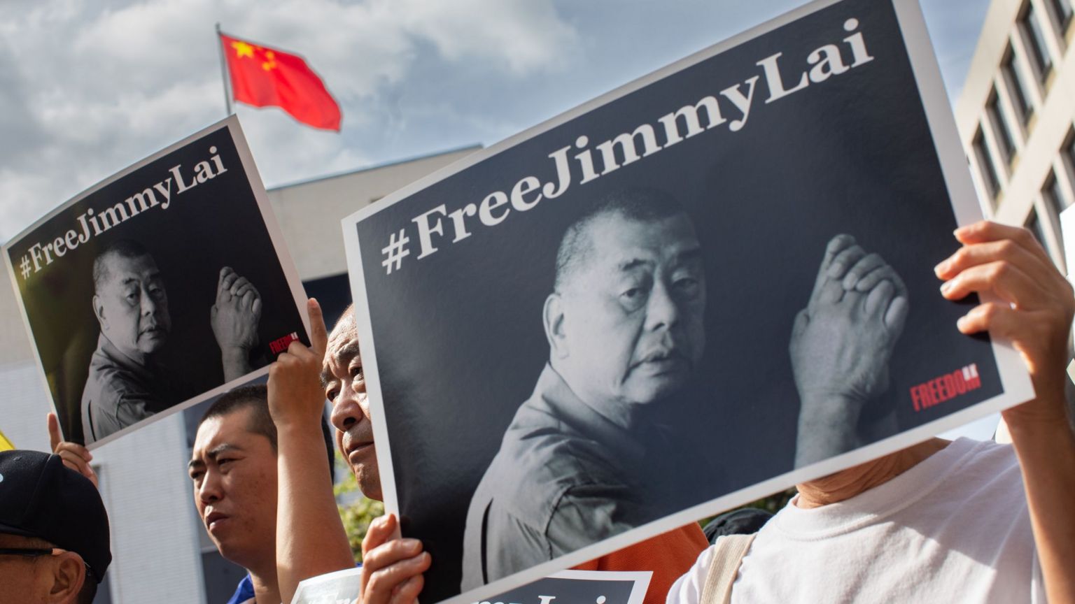 美国洛杉矶中国领事馆外黎智英支持者抗议要求香港放人（14/2/2026）