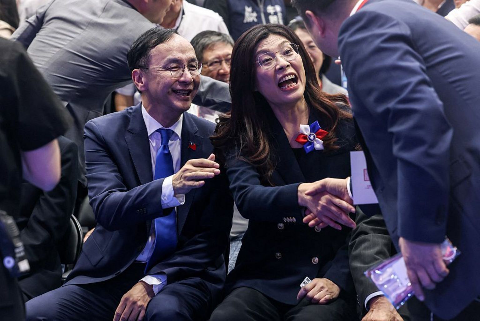 新当选的在野党国民党(KMT)主席郑丽文(右)与前国民党主席朱立伦(左)于2025年11月1日在台北举行的国民党第十二次全国代表大会前并肩而坐。