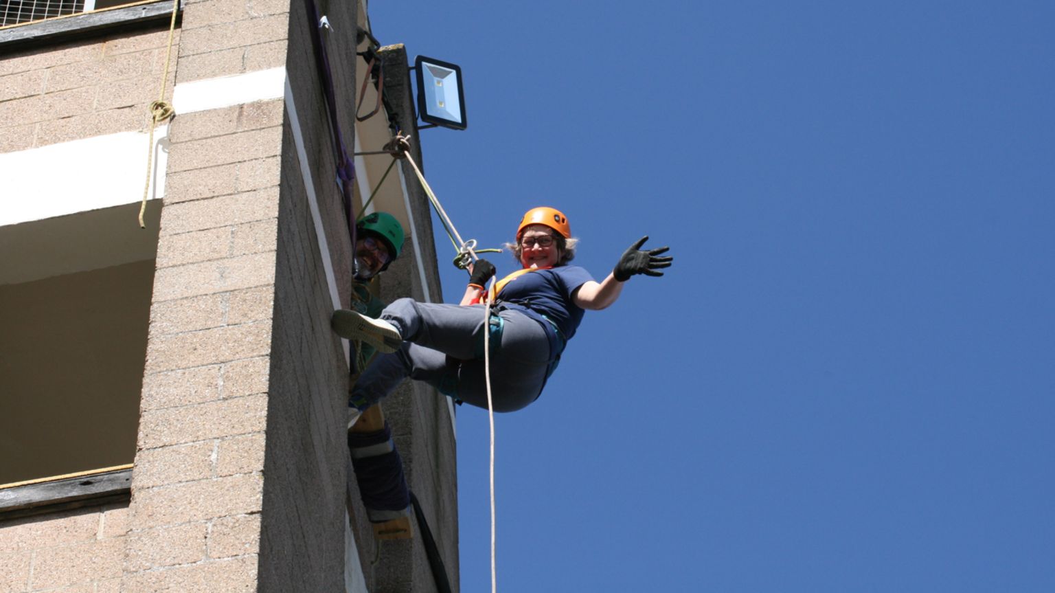 Wiltshire woman raises £3,000 for hospice through abseil - BBC News