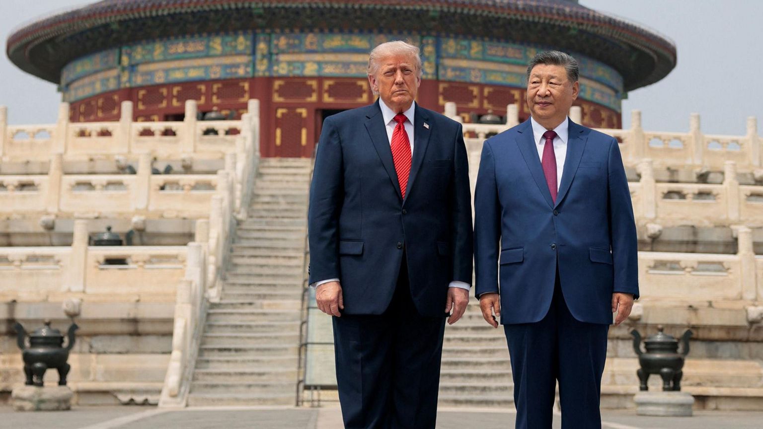 美国总统唐纳德・特朗普与中国国家主席习近平于 2026 年 5 月 14 日在中国北京参观天坛时合影。