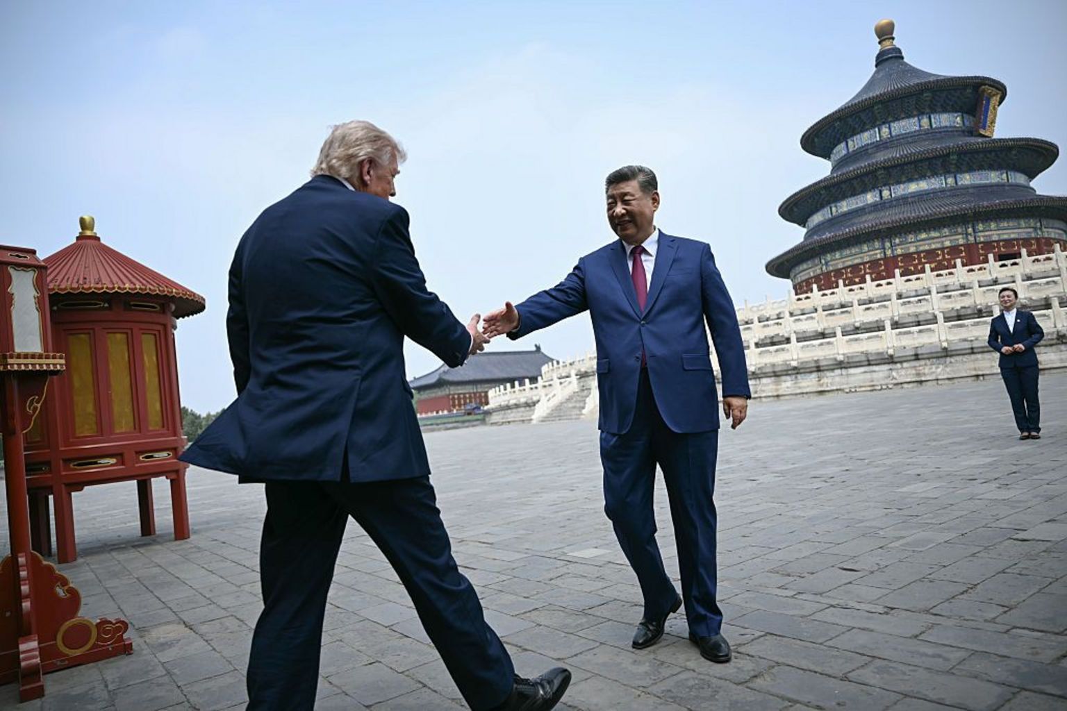 中国国家主席习近平（右）在北京天坛与美国总统特朗普（左）握手。