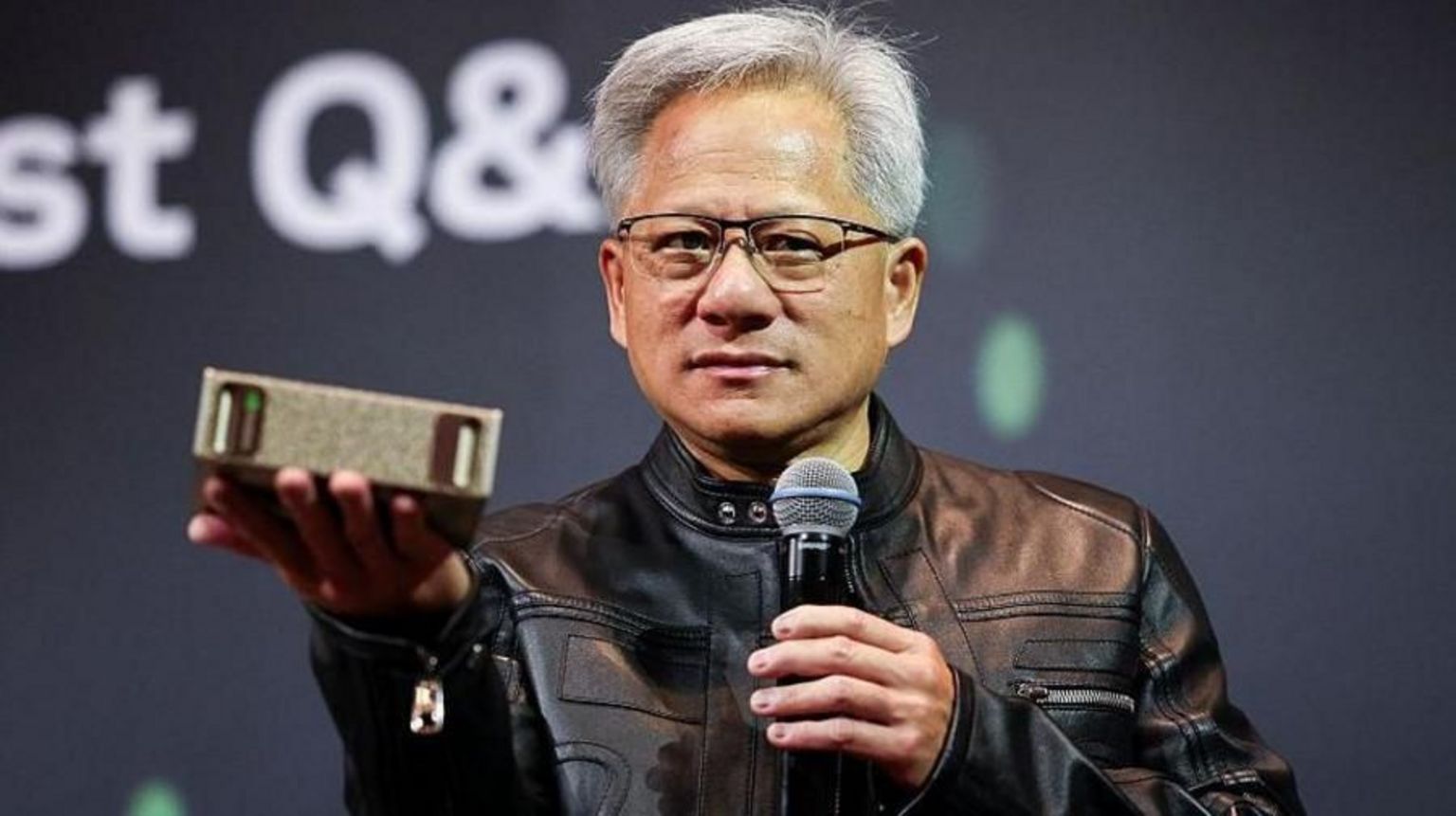 英伟达首席执行官黄仁勋警告,中国在晶片开发上只比美国“落后几纳秒”。