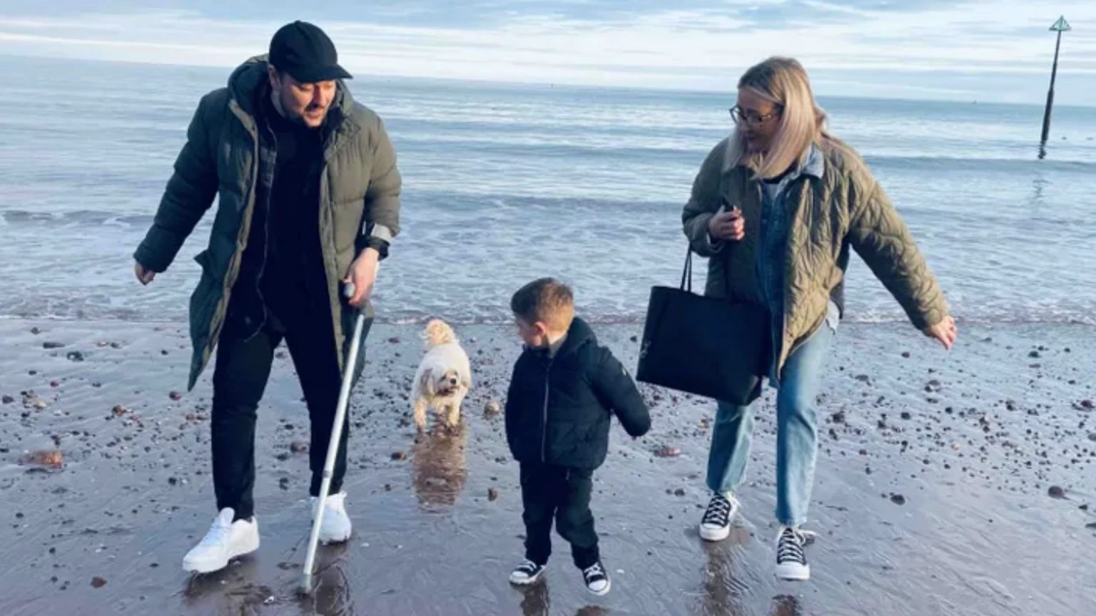 Justin mit seiner Frau und seinem Sohn am Strand