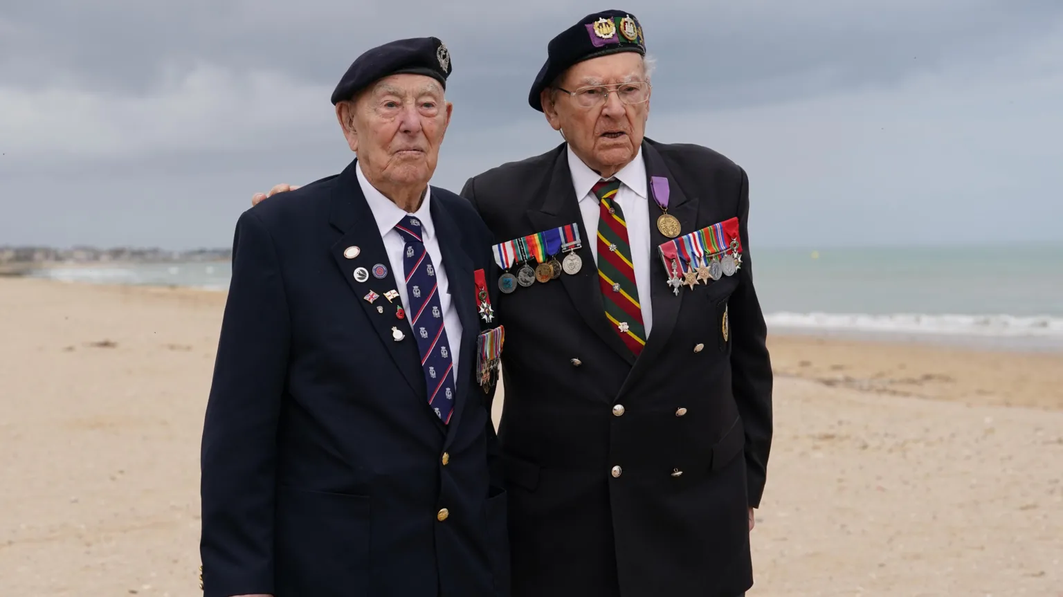 Veteranos del Día D conmemoran el aniversario mientras casi 100 nombres británicos se suman al monumento conmemorativo.