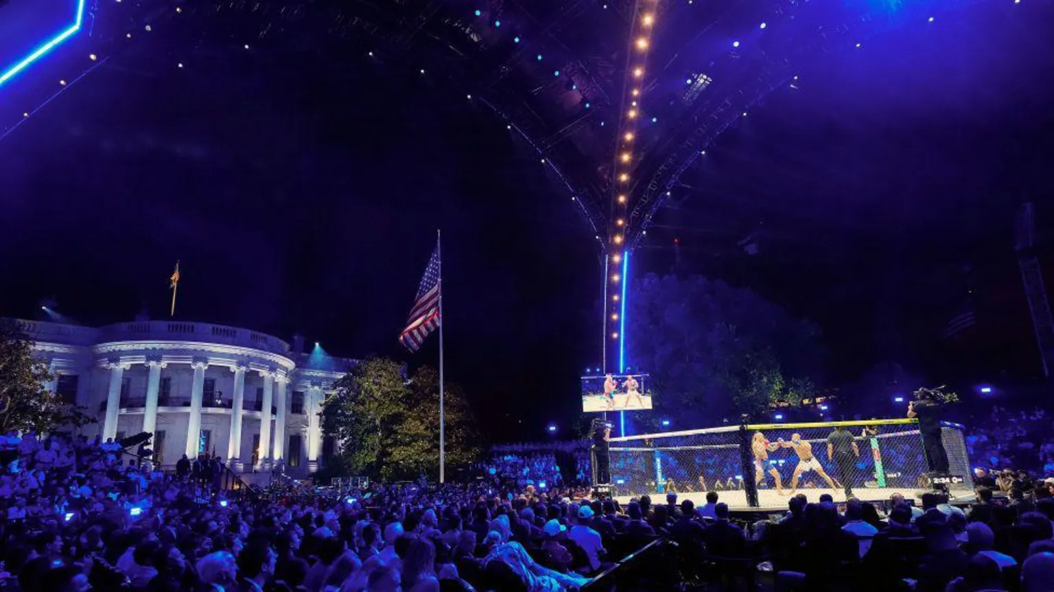 Trump y miles de personas más observan una pelea de UFC en el césped de la Casa Blanca.