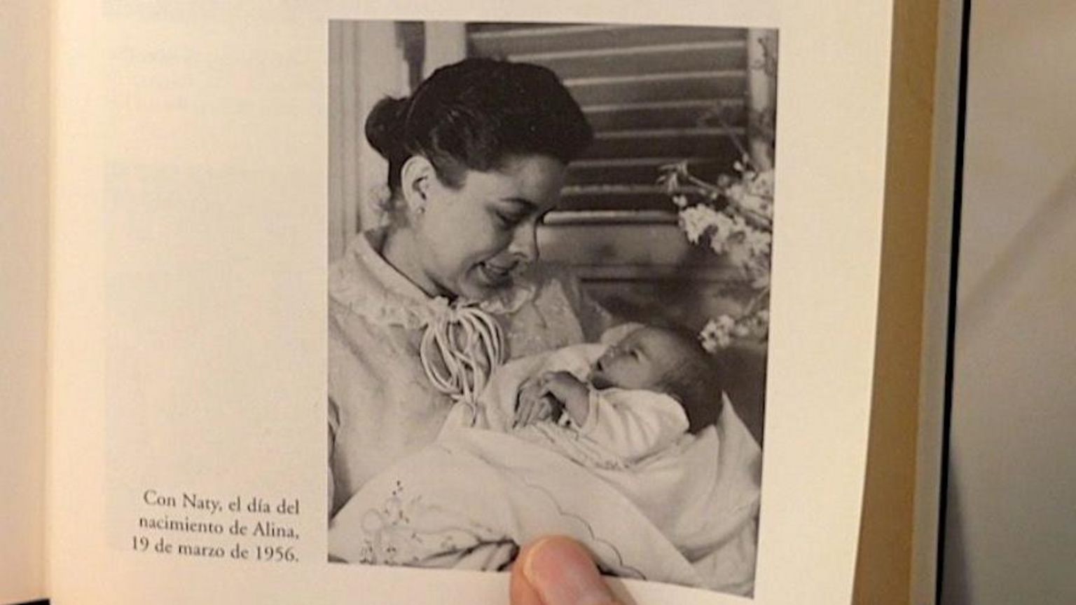 费尔南德斯曾在书中刊登她早年生活的照片，其中包括一张她于1956年3月19日出生当天、母亲抱着她的照片。书中的一张照片显示，娜蒂低头凝视着襁褓中的女婴，她包裹着白色披肩。这位新手母亲身穿长袍，头发向后束起。照片左侧有一段西班牙文说明文字：“Con Naty, el dia del nacimento de Alina. 19 de marzo de 1956.”（译文：“与娜蒂在一起，阿丽娜出生的日子。1956年3月19日。”）该书书名为《阿丽娜：菲德尔·卡斯特罗叛逆女儿回忆录》。