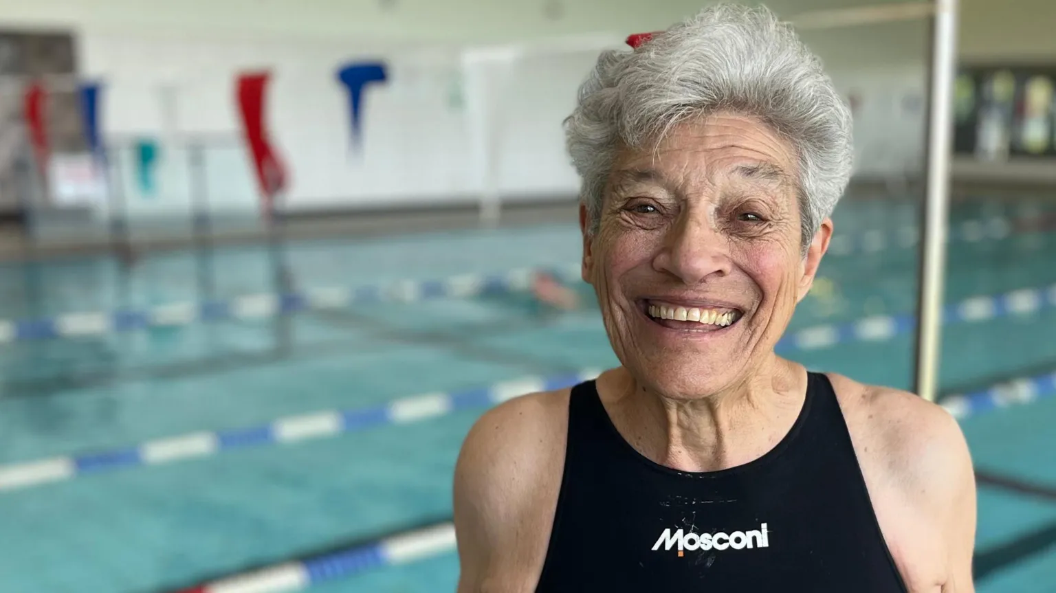 Una mujer de 95 años bate cinco récords mundiales de natación.