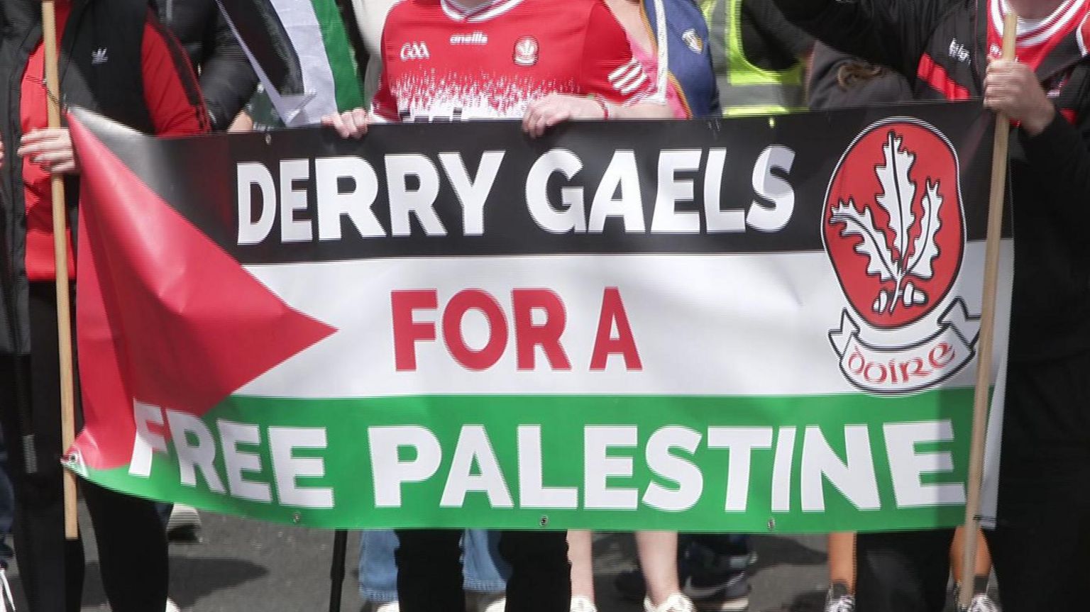 A black, white, red and green flag that reads Derry Gaels For A Free Palestine 
